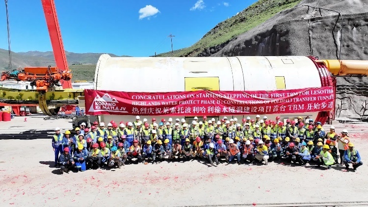 中外方建設(shè)者合影留念。中水電十一局供圖