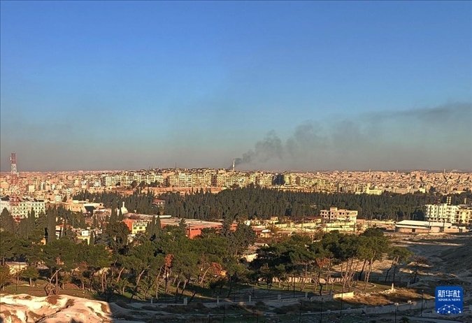 12月1日，敘利亞北部城市阿勒頗升起滾滾濃煙（手機(jī)照片）。新華社發(fā)