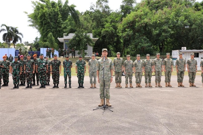 中方參演部隊(duì)指揮員在印尼方舉行的歡迎儀式上致辭。龔勝祥 攝