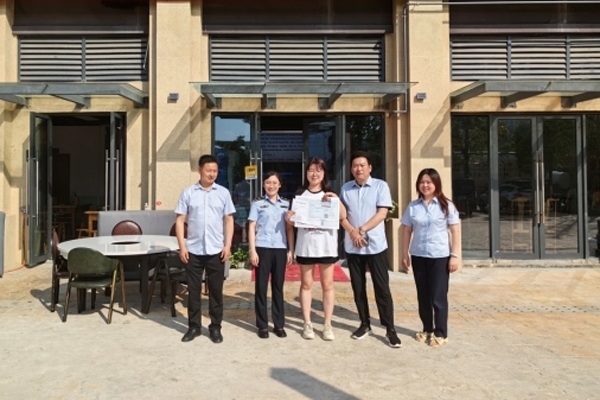 當(dāng)?shù)毓ぷ魅藛T上門為經(jīng)營(yíng)者送來了證件。蒼溪縣行政審批和數(shù)據(jù)局供圖