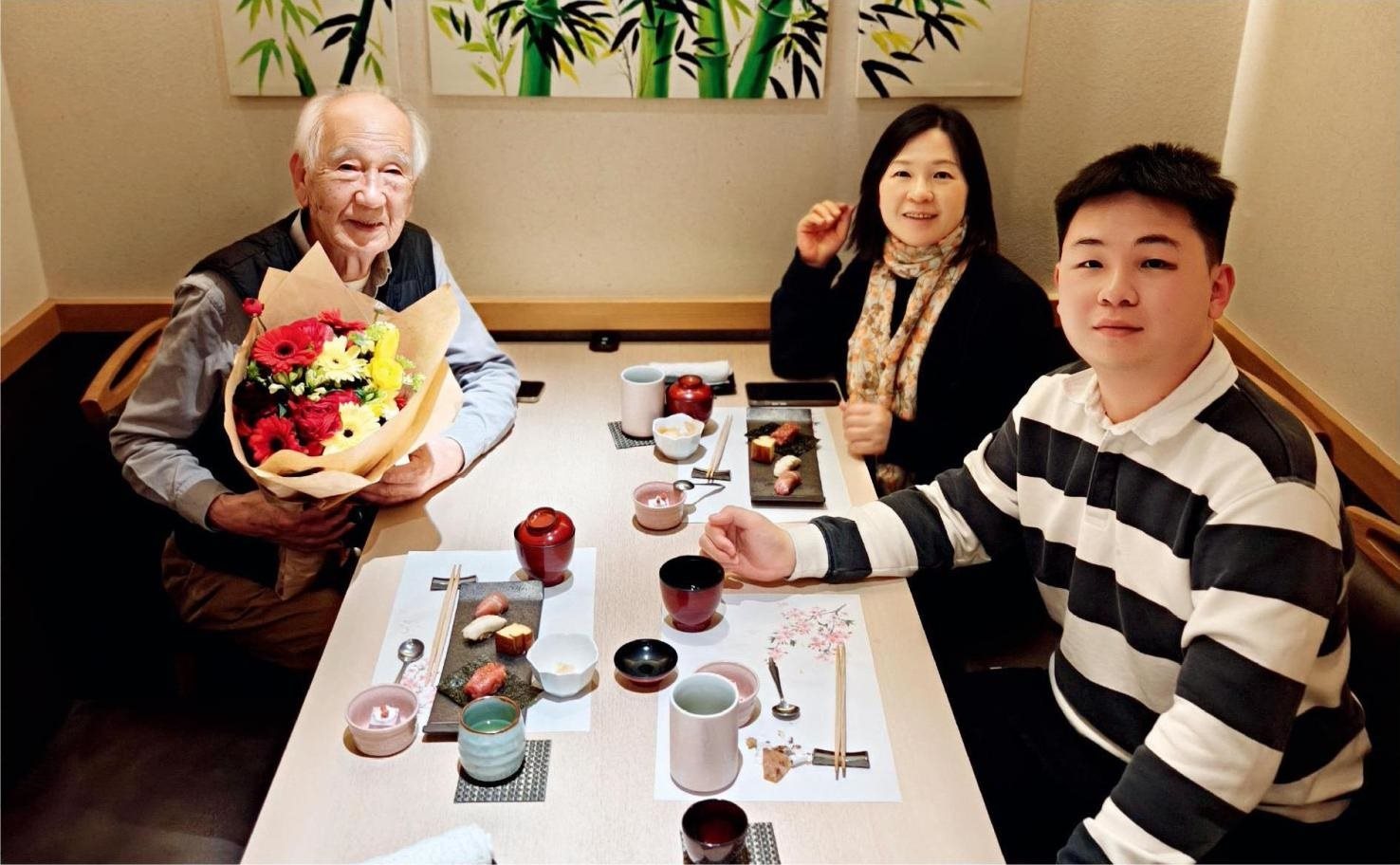 佐佐木俊一與彭林（中）、彭俊霖（右）在一起。