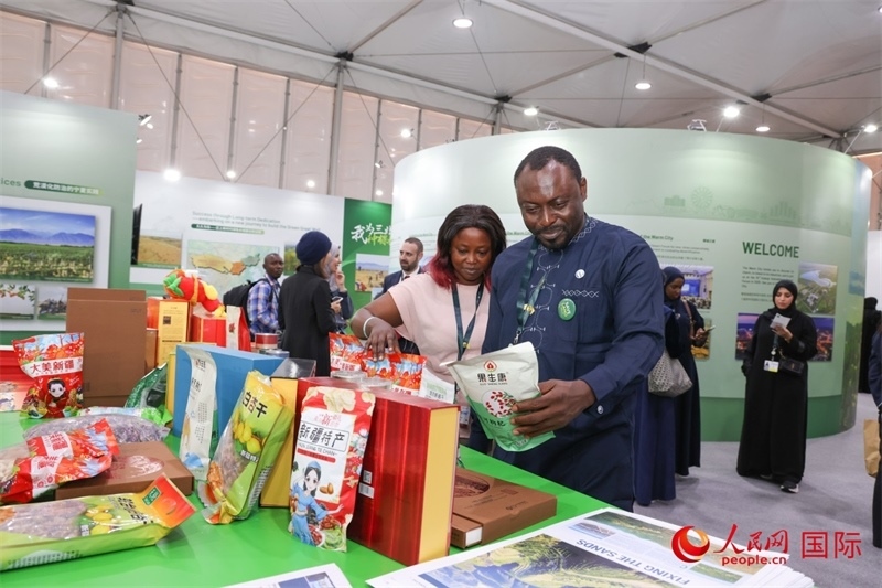 嘉賓了解中國館展示產(chǎn)品。人民網(wǎng)記者任皓宇攝