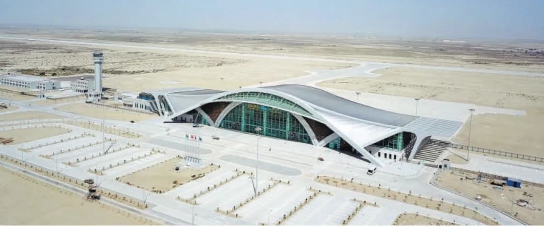 今年10月正式竣工的巴基斯坦瓜達爾新國際機場是中巴經(jīng)濟走廊建設進一步走向深入的重要標志，有力推動中巴經(jīng)濟走廊建設成為高質量共建“一帶一路”的示范性項目。圖為瓜達爾新國際機場。艾哈邁德·卡邁勒 攝（新華社發(fā)）