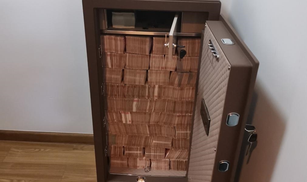 圖為警方查獲藏匿于保險(xiǎn)柜中的現(xiàn)金。（警方供圖）