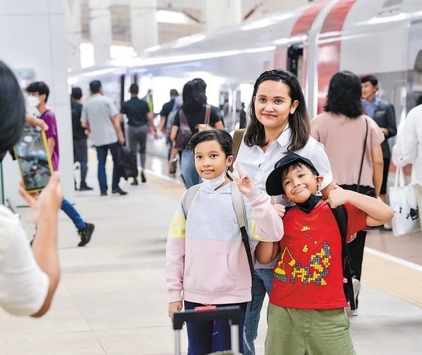 雅萬高鐵是我國在境外完成全過程勘察設計建設的首個高鐵項目，于去年10月17日正式開通運營，是中印尼共建“一帶一路”合作的典范。圖為乘客在和雅萬高鐵動車組合影留念。新華社記者 徐欽 攝