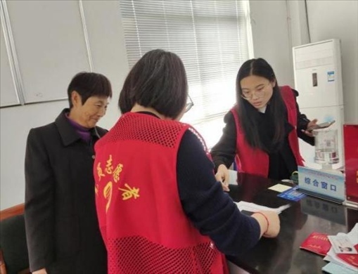 代辦人員為村民辦理醫(yī)保報(bào)銷。 圖片來源：江蘇南通啟東市數(shù)據(jù)局