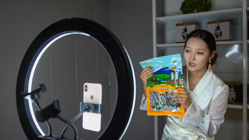 9月24日，果洛藏貢麻村村民多杰吉在進行網(wǎng)絡(luò)帶貨直播。（潘彬彬 攝）