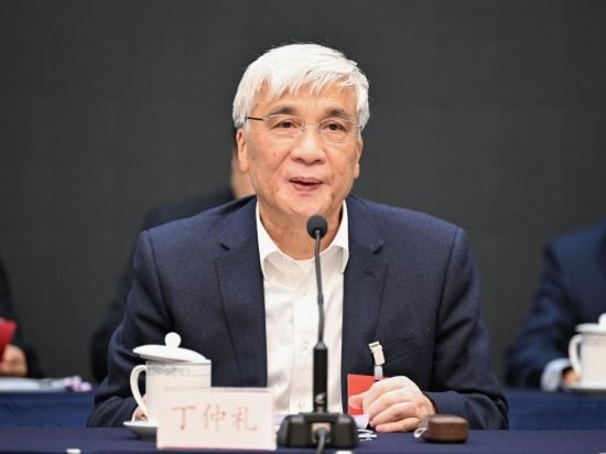 全國人大常委會副委員長、歐美同學(xué)會會長丁仲禮作工作報(bào)告