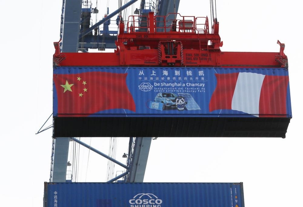 2024年11月14日，在秘魯首都利馬以北的錢凱港，岸邊智能化設(shè)備吊裝集裝箱。