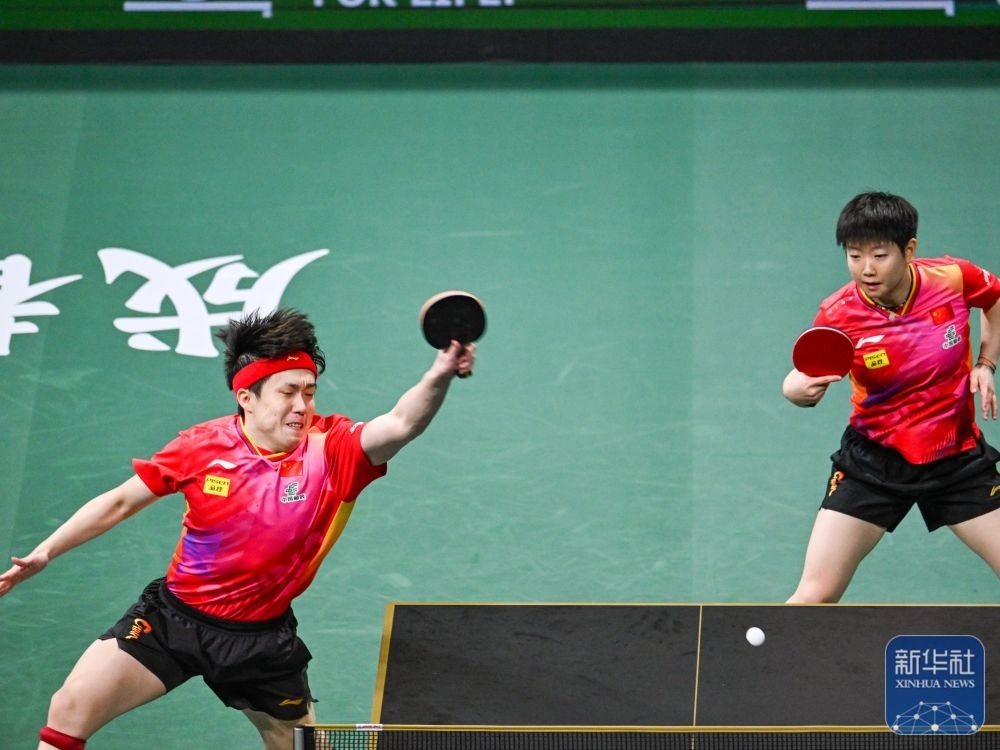 ↑中國隊(duì)組合王楚欽（左）/孫穎莎在混雙比賽中。新華社記者 王曦 攝