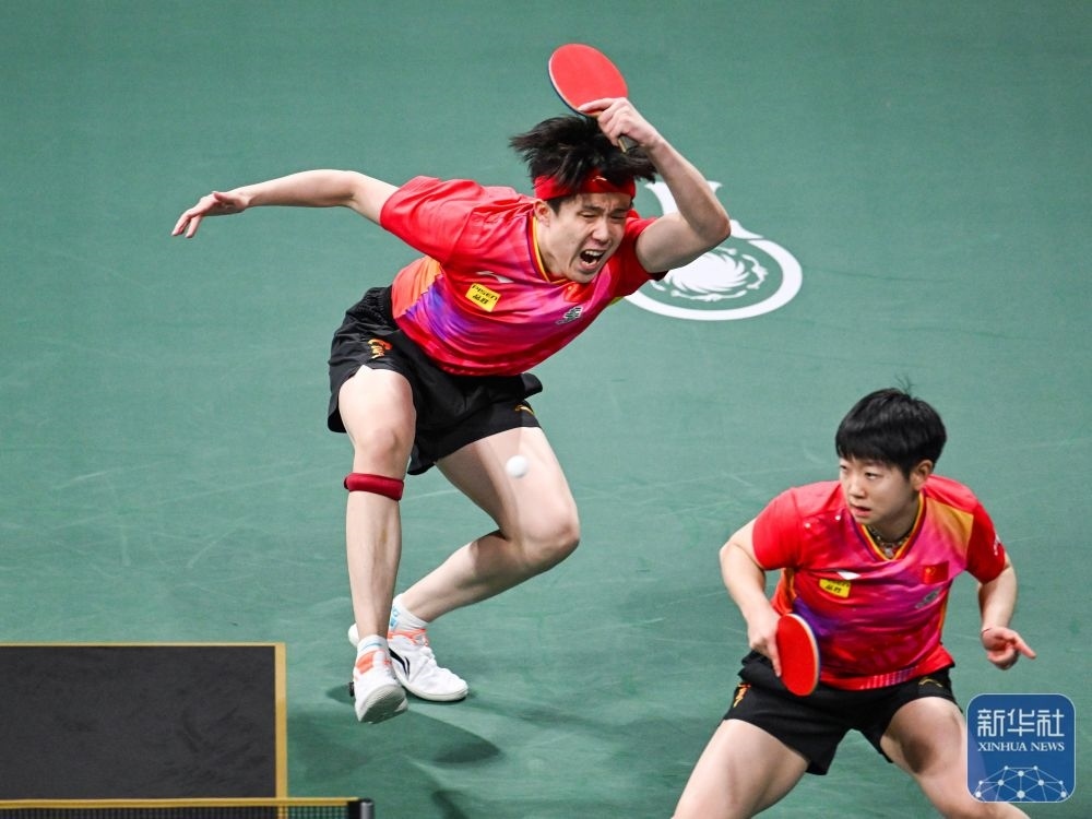 ↑中國隊(duì)組合王楚欽（左）/孫穎莎在混雙比賽中。新華社記者 王曦 攝