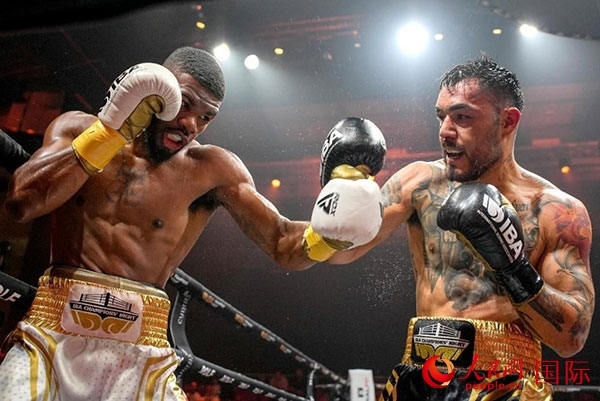 來自剛果民主共和國的帕特里克·穆卡拉（右）獲得了非洲80公斤級冠軍。人民網(wǎng) 塔里克·易卜拉欣攝