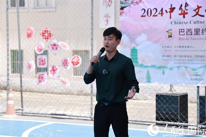 歌曲《故鄉(xiāng)的云》喚起了在外游子對(duì)故鄉(xiāng)的懷念。人民網(wǎng)記者 陳海琪攝