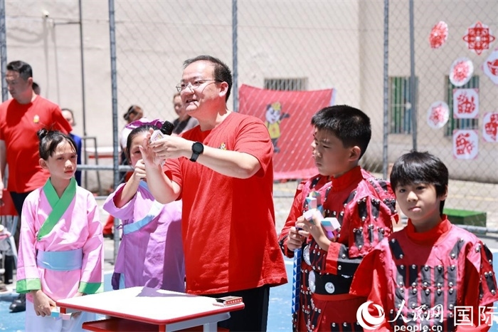 趣味數(shù)學(xué)節(jié)目以富有創(chuàng)意的數(shù)字游戲和魔尺變幻為亮點(diǎn)，激發(fā)了孩子們的數(shù)學(xué)思維與想象力。人民網(wǎng)記者 陳海琪攝