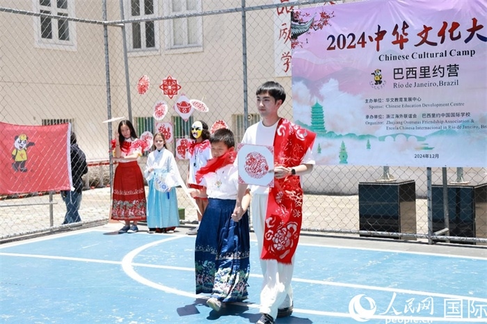 《SHOW美中華》通過國(guó)風(fēng)服飾走秀，將傳統(tǒng)文化與現(xiàn)代創(chuàng)意完美結(jié)合。人民網(wǎng)記者 陳海琪攝