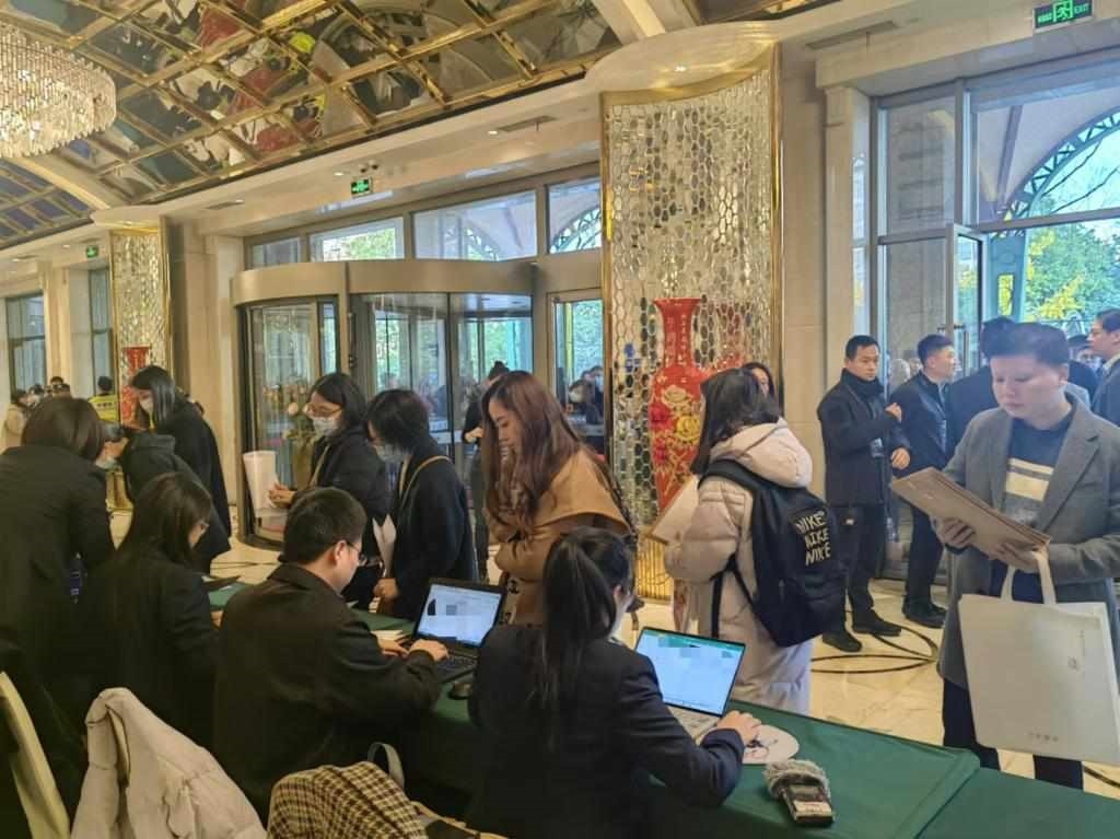 12月12日，第十批國(guó)家組織藥品集中帶量采購(gòu)現(xiàn)場(chǎng)。新華社記者龔雯 攝