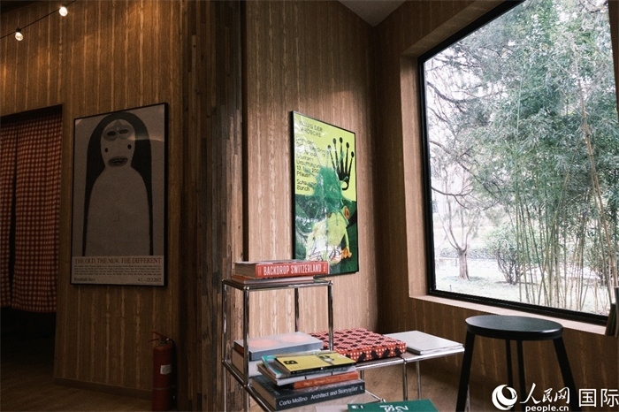 小木屋室內(nèi)一角體現(xiàn)出時(shí)尚簡(jiǎn)約的瑞士元素。人民網(wǎng) 實(shí)習(xí)生黃睿攝