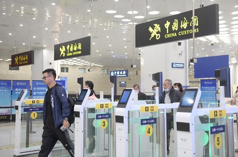△2024年2月29日，旅客從橫琴口岸過關(guān)。