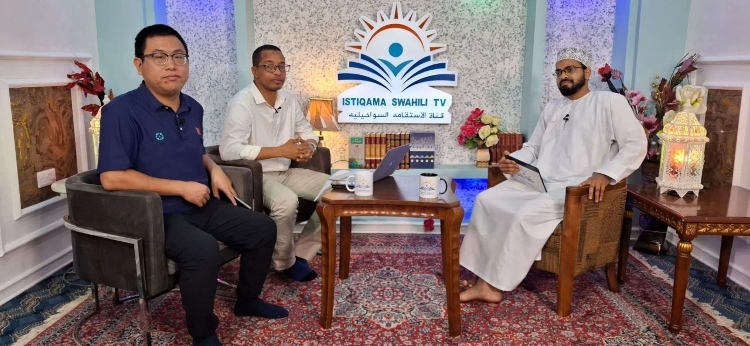 牛曉兵主任參與當?shù)仉娨暸_訪談。中國援桑醫(yī)療隊供圖