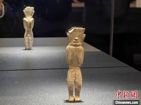 12月14日，“文明先鋒—凌家灘文化玉器展”在故宮博物院文華殿開幕。圖為展覽現(xiàn)場的立姿玉人。 中新社記者 應(yīng)妮 攝