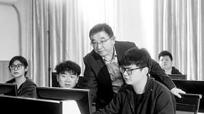 于濤教授對(duì)團(tuán)隊(duì)成員進(jìn)行技術(shù)指導(dǎo)。資料圖片