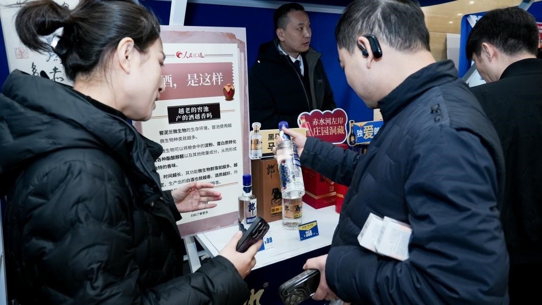 白酒展位負(fù)責(zé)人在為嘉賓介紹。張新攝