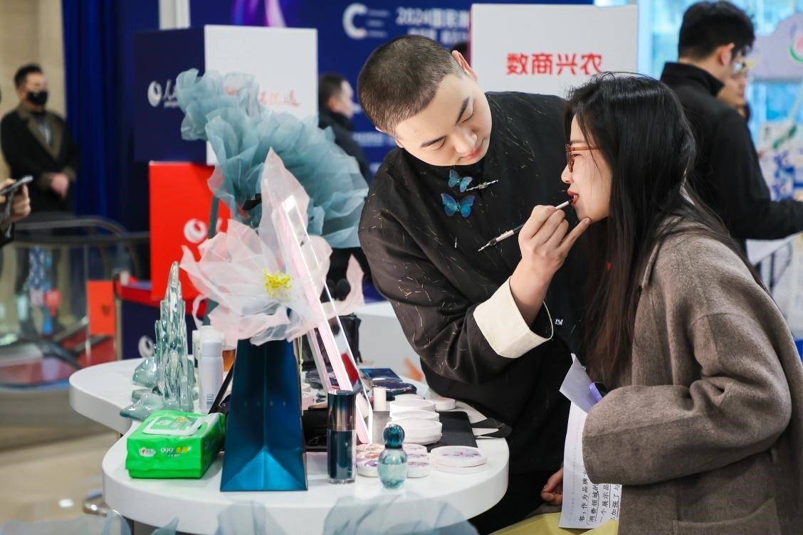 美妝展位化妝師為嘉賓一對(duì)一化妝。林文松攝