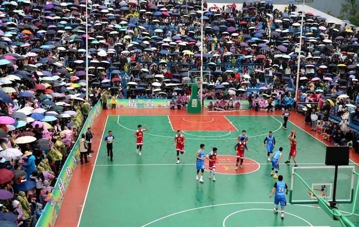 2024年5月1日，人們?cè)谫F州省黔東南苗族侗族自治州臺(tái)江縣臺(tái)盤鄉(xiāng)臺(tái)盤村觀看“村BA”球王爭霸賽。 新華社發(fā)（余天英 攝）