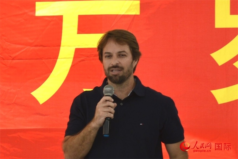 里約州環(huán)境與可持續(xù)發(fā)展廳副廳長費利佩·克魯奇克在捐贈活動上致辭。人民網(wǎng)記者 陳海琪攝