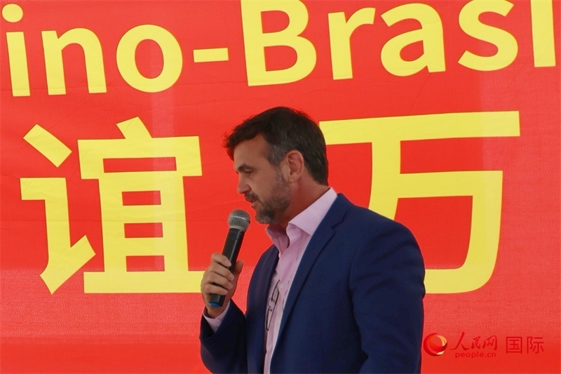 里約州國家環(huán)境研究所所長雷納托·若爾當在捐贈活動上致辭。人民網(wǎng)記者 陳海琪攝