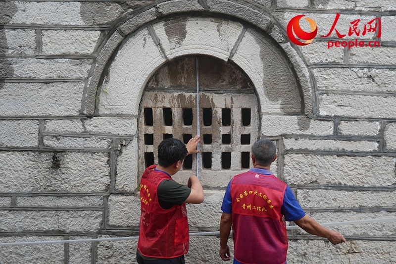 9月14日，山東青州，文物普查隊員正在實地調(diào)查。人民網(wǎng)記者 韋衍行攝