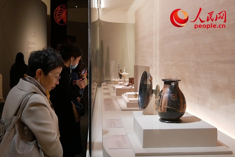 11月13日，觀眾正在國博參觀“美的多元——古希臘的藝術(shù)與生活”展。人民網(wǎng)記者 韋衍行攝