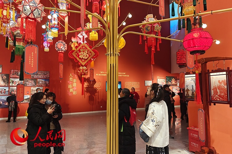 12月21日，觀眾正在參觀“過年——春節(jié)主題展”。人民網(wǎng)記者 韋衍行攝