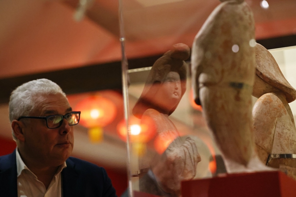 2024年11月18日，在位于法國巴黎的吉美國立亞洲藝術(shù)博物館，一名觀眾參觀“中國·唐——一個多元開放的朝代（7至10世紀）”展覽。新華社記者 高靜 攝