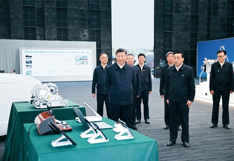 2024年10月17日至18日，中共中央總書(shū)記、國(guó)家主席、中央軍委主席習(xí)近平在安徽考察。這是17日下午，習(xí)近平在合肥濱湖科學(xué)城察看安徽省重大科技創(chuàng)新成果集中展示。 新華社記者 謝環(huán)馳/攝