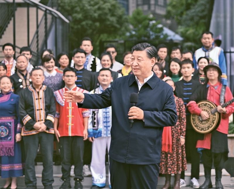 2023年12月14日至15日，中共中央總書(shū)記、國(guó)家主席、中央軍委主席習(xí)近平在廣西考察。這是14日上午，習(xí)近平在南寧市良慶區(qū)蟠龍社區(qū)考察時(shí)，同社區(qū)各族群眾親切交流。 新華社記者 燕雁/攝