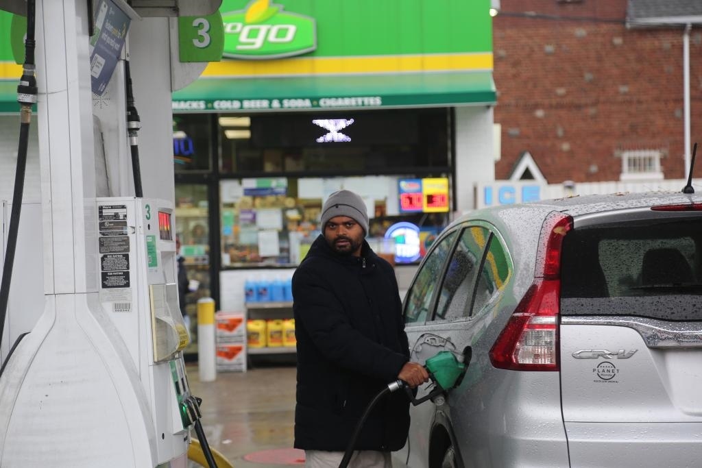 2024年12月11日，一名男子在美國紐約一處加油站加油。新華社記者劉亞南 攝