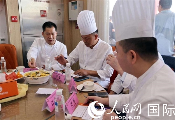 評(píng)委正在品嘗菜品并打分。人民網(wǎng)記者 管克江攝