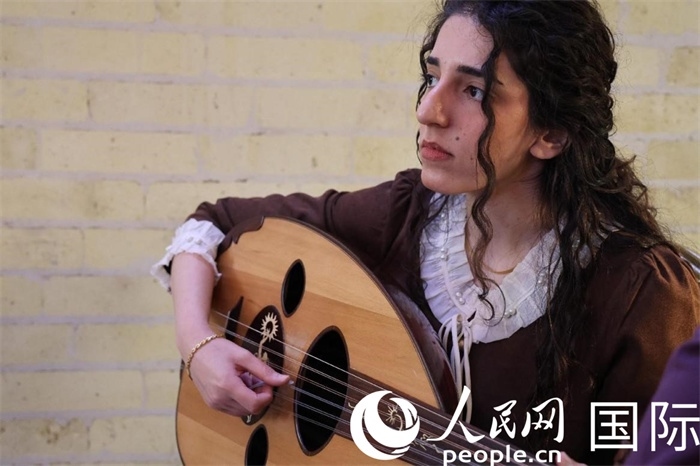 烏德琴女學(xué)員邁希恩。人民網(wǎng) 伊納斯·易卜拉欣攝