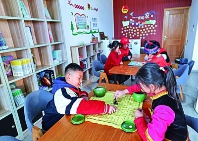 浙江岱山縣秀山鄉(xiāng)秀南村“民生小鋪”里，放學(xué)后的小學(xué)生在下棋。新華社發(fā)