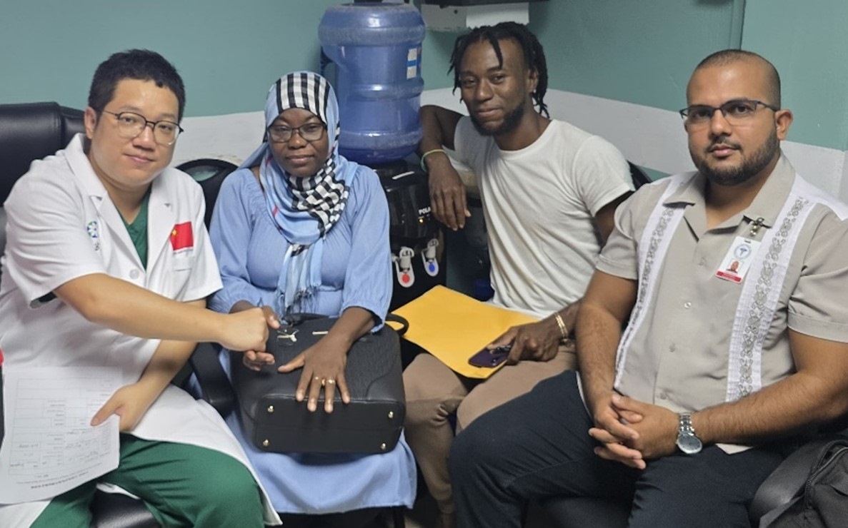 第20期中國援圭亞那醫(yī)療隊成員與患者及其家屬合影。第20期中國援圭亞那醫(yī)療隊供圖