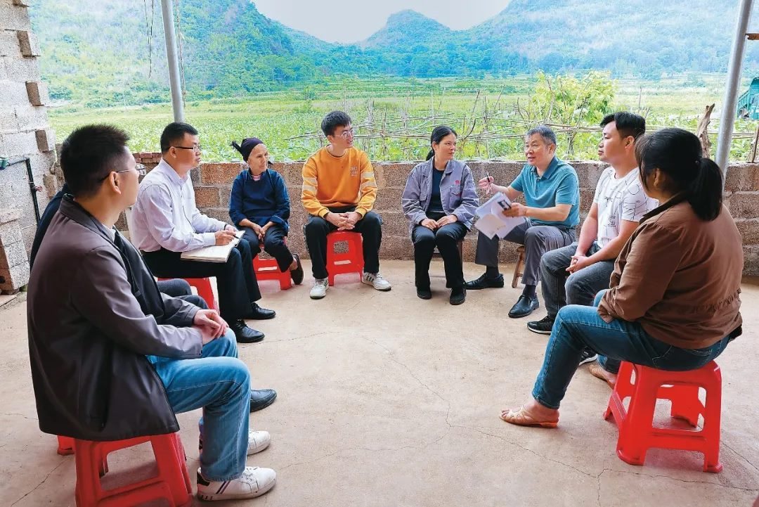 △法學(xué)會(huì)法律咨詢專家等入戶走訪、調(diào)解糾紛。