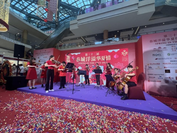 來自中國(guó)和新加坡的藝術(shù)團(tuán)體聯(lián)袂表演了歌舞、器樂、武術(shù)、雜技等多種形式的文藝節(jié)目。活動(dòng)主辦方供圖