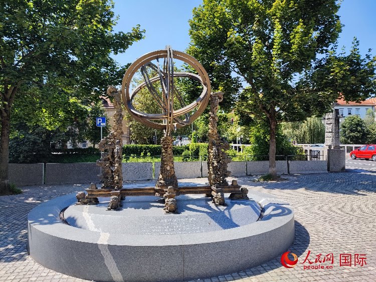 位于盧布爾雅那古城中心河畔的中斯友好紀(jì)念碑。人民網(wǎng)記者 謝亞宏攝