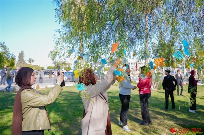 學生們踴躍參與中國文化體驗活動。人民網(wǎng) 塔里克·易卜拉欣攝