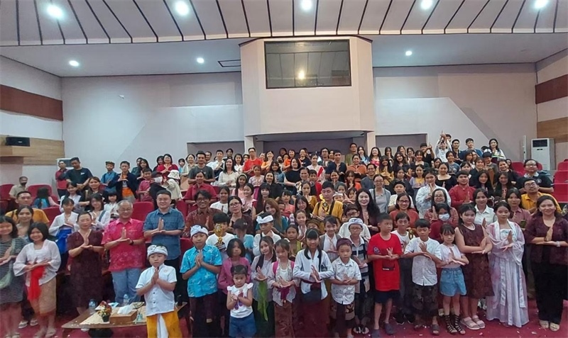 出席活動(dòng)的師生與嘉賓合影。巴陵康孔子學(xué)院供圖