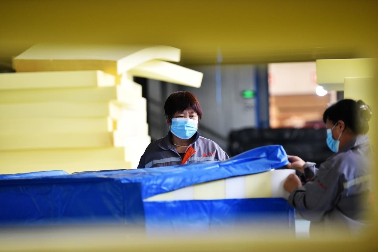 定州市某公司生產(chǎn)的短道速滑防護(hù)墊、速度滑冰防護(hù)墊、雪上防護(hù)墊等產(chǎn)品。白永民攝