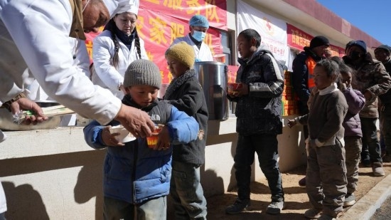 1月14日，廚師們正在給前來(lái)用餐的小朋友們打飯。新華社記者 邱星翔 攝