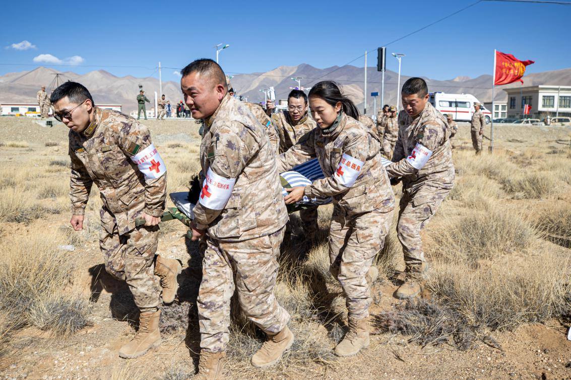1月9日，日喀則定日縣長所鄉(xiāng)，西藏軍區(qū)總醫(yī)院醫(yī)療隊隊員將受傷村民用擔架從救護車準備抬上直升機，轉(zhuǎn)運至拉薩的西藏軍區(qū)總醫(yī)院救治。人民日報記者張武軍攝