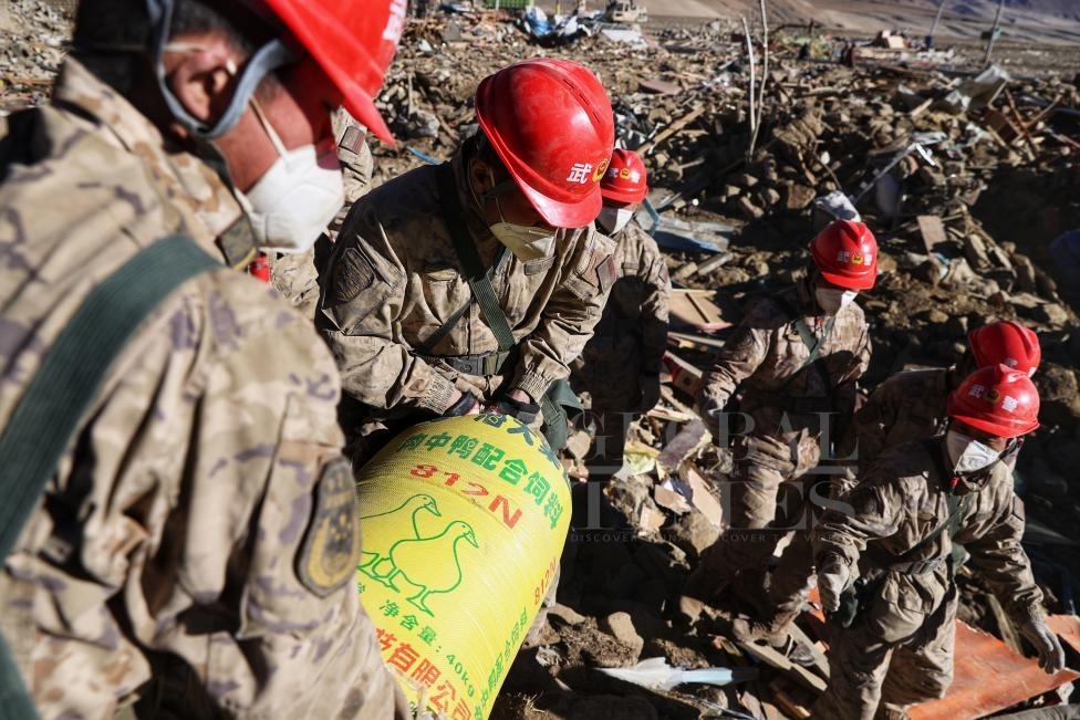 1月10日，定日縣長所鄉(xiāng)古榮村，武警官兵幫助受災(zāi)群眾整理廢墟，搶救被掩埋的物資。環(huán)球時報記者崔萌攝